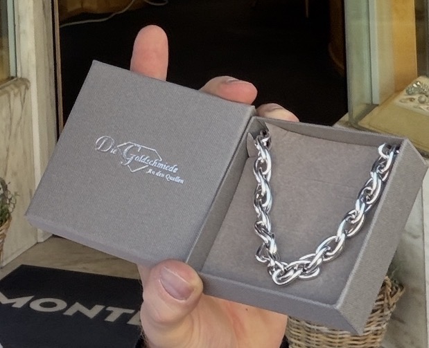 Silberne Damen-Handkette in einer Schmuckschachtel